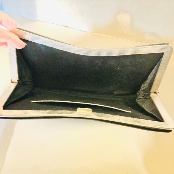 SOLD 1960s Black Patent Leather Clutch w/ Kiss Closure - Picture 3 of 8
